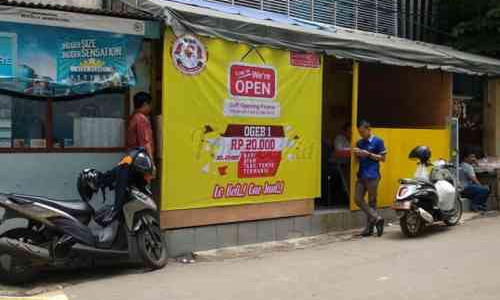 Lomba Makan Pedas Di Warung Bang Ogeb, Hadiahnya Gratis Makan Selamanya