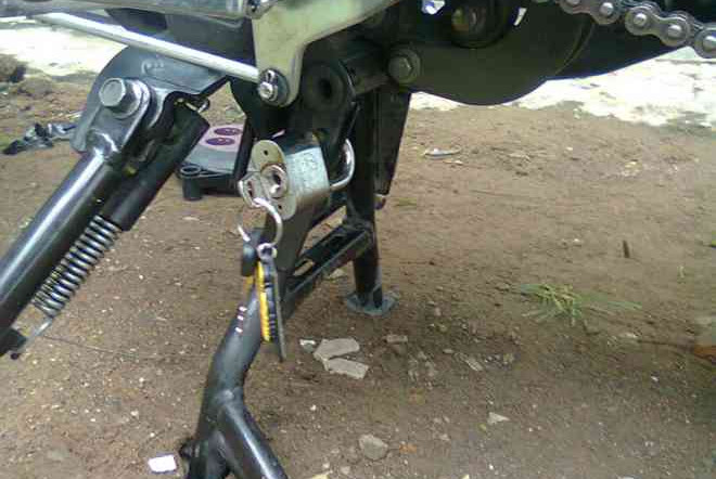 Apa Sih Fungsi Standar Samping dan Tengah Pada Sepeda Motor ?
