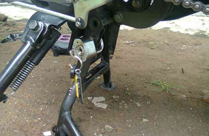 Apa Sih Fungsi Standar Samping dan Tengah Pada Sepeda Motor ?