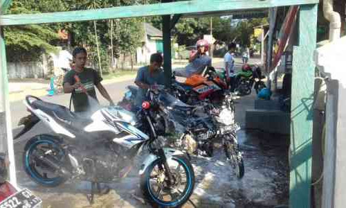 Cara Mencuci Motor Supaya Aman