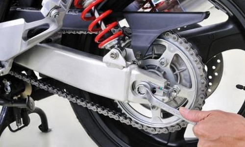 Begini Cara Membersihkan Rantai Motor Yang Benar