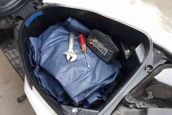 Perlengkapan Yang Harus Ada di Jok Motor