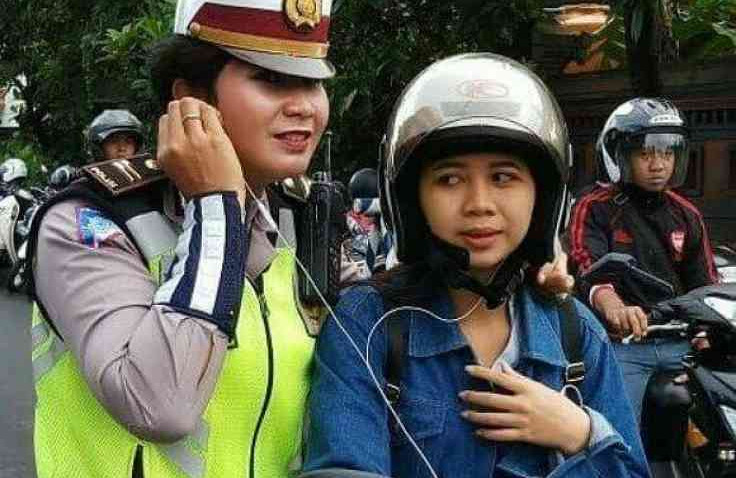 Karena Berbahaya, Naik Motor Pakai Headset Tidak Disarankan