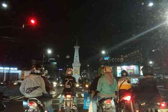 Saat Berhenti di Lampu Merah, Kamu Termasuk Tipe Pengendara Seperti Apa