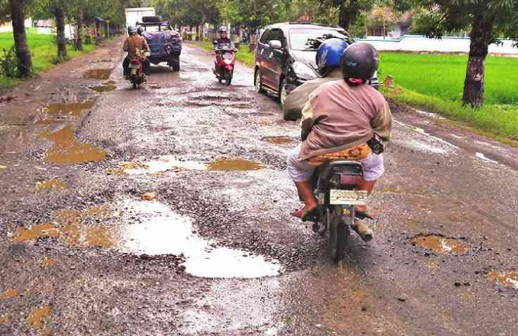 Supaya Aman Melintasi Jalan Rusak, Begini Tipsnya