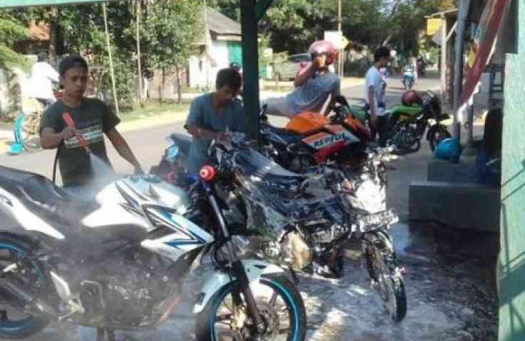 Supaya Cat Tidak Rusak, Begini Cara Mencuci Motor Yang Benar