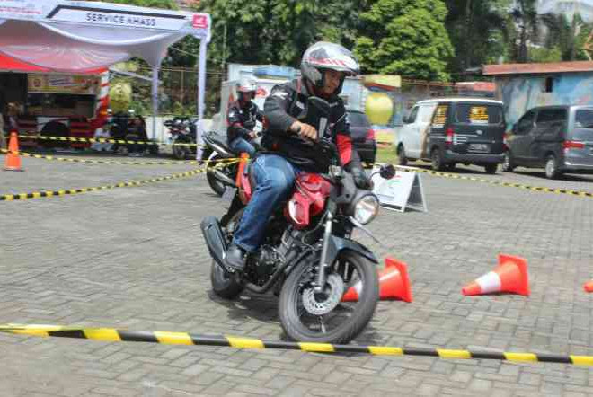 Cara Supaya Aman Berbelok Atau Pindah Jalur Untuk Pengendara Motor