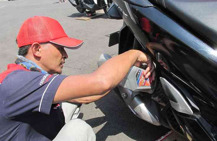 Inilah Kerugian Kalau Motor Matic Kamu Sering Telat Ganti Oli Mesin