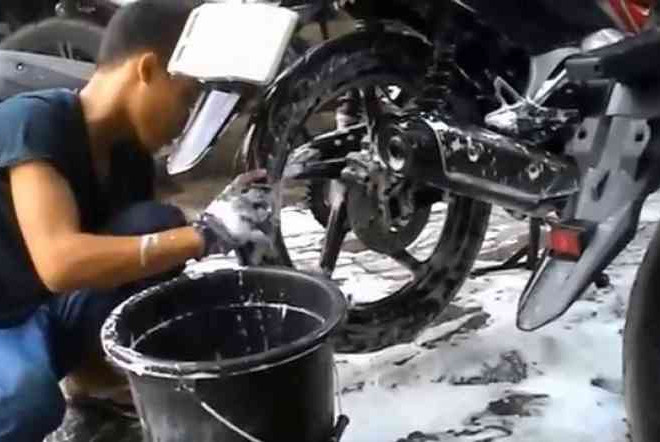 Dampak Buruk Jika Mencuci Motor Mesin Masih Panas