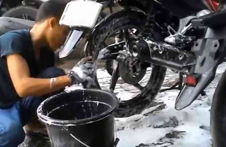 Dampak Buruk Jika Mencuci Motor Mesin Masih Panas