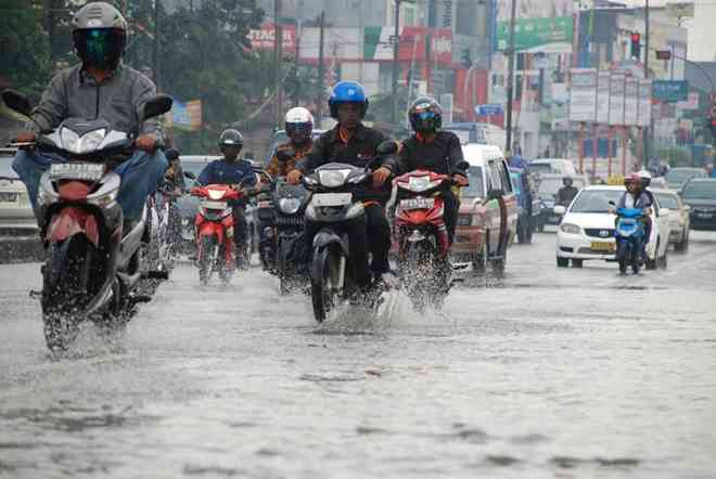 Solusi  Supaya Aman Naik Motor Saat Musim Hujan