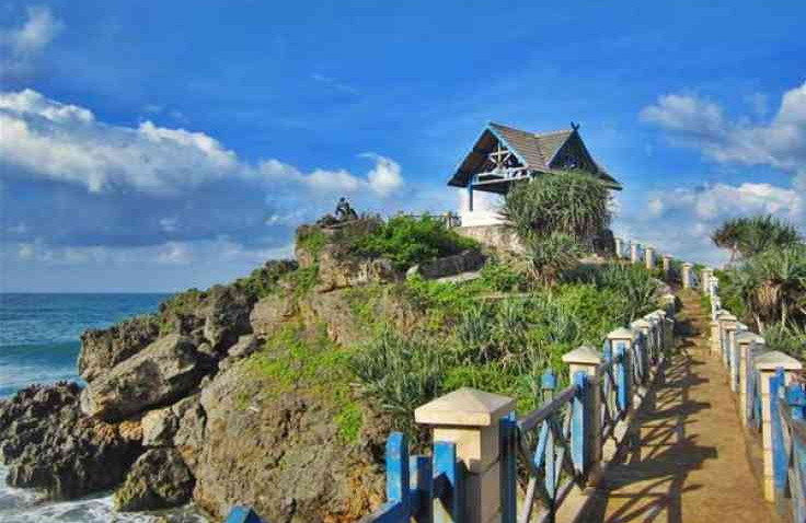 Pantai Kukup Yang Bertebing Nan Eksostis