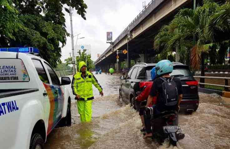 Mau Terobos Genangan, Ini Batas Aman Genangan Untuk Motor