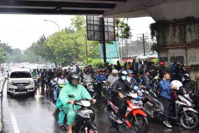 Berteduh Di Bawah Jembatan Penyeberangan Orang Atau  JPO Saat Hujan Merupakan Pelanggaran