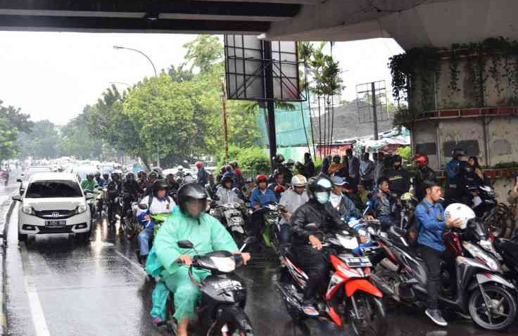 Berteduh Di Bawah Jembatan Penyeberangan Orang Atau  JPO Saat Hujan Merupakan Pelanggaran