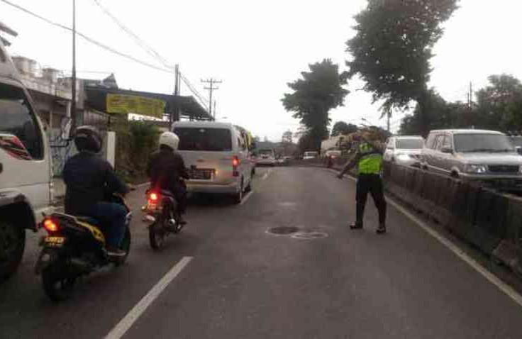 Cara Aman Mendahului Kendaraan Lain Saat Naik Motor