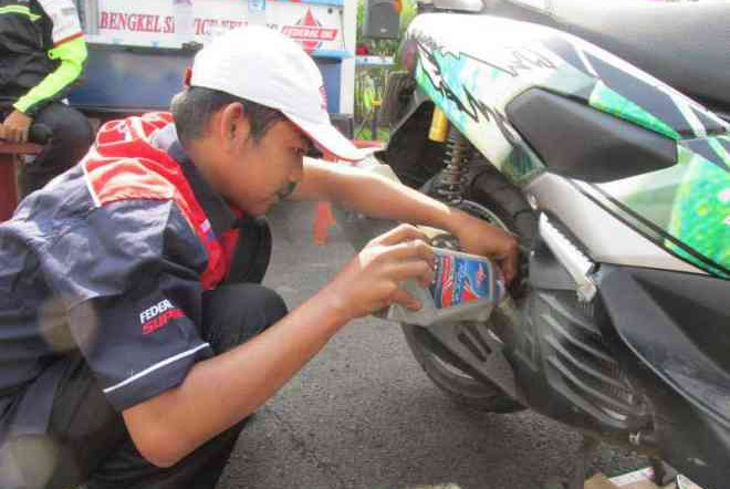 Dampak Buruk Jika Motor Sering Telat Ganti Oli Mesin