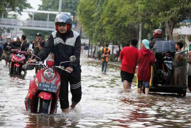 Jangan Panik, Begini Solusi Mengatasi Motor Mogok Akibat Menerjang Banjir