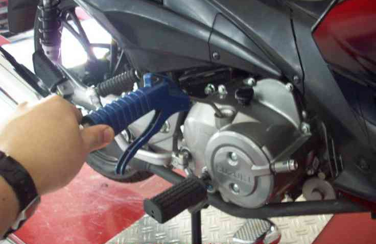 Ini Dampaknya Jika Ganti Oli Mesin Motor Disemprot Angin Kompresor