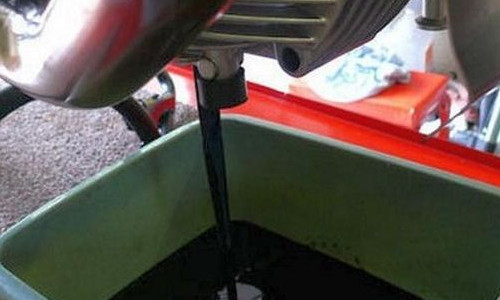 Kenapa Oli Mesin Yang Sudah Dipakai Warnanya Jadi  Hitam ?