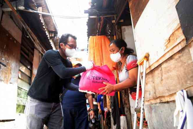 Ringankan Beban Masyarakat, Tekiro Tools Bagikan Ribuan Paket Sembako
