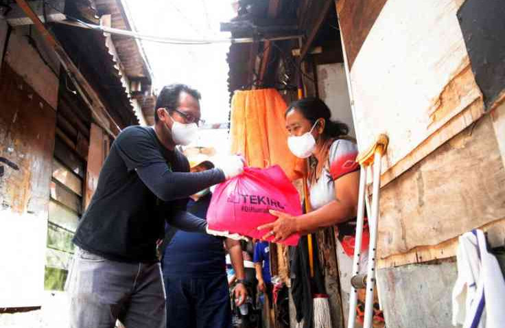 Ringankan Beban Masyarakat, Tekiro Tools Bagikan Ribuan Paket Sembako