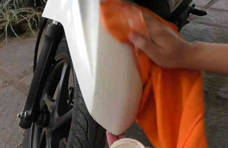 Cara Mudah Menghilangkan Bekas Stiker di Bodi Motor