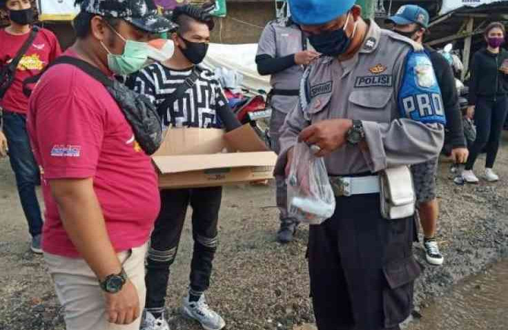 Komunitas Honda CBR Tangerang Bagi-bagi Masker