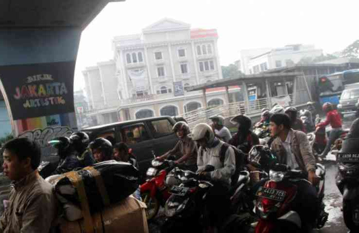Kapan Waktu Yang Tepat Ganti Oli Mesin Untuk Motor Yang Sering Kena Macet