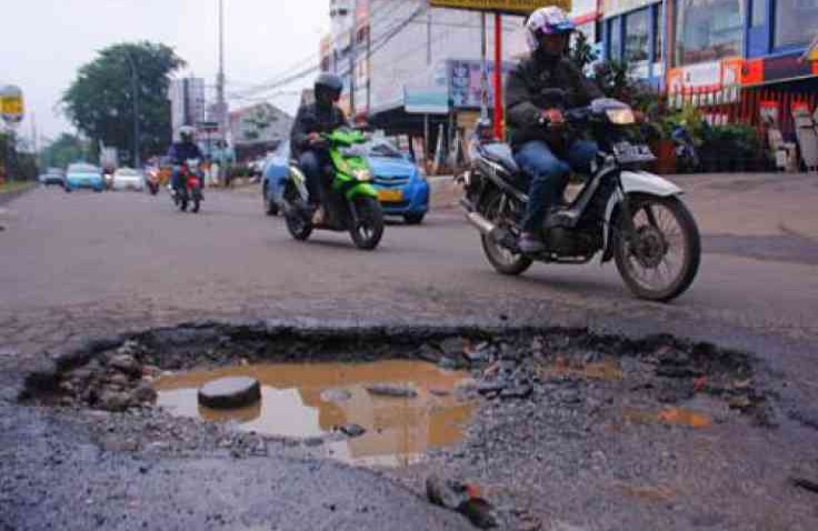 Tips Antisipasi Bahaya Jalan Berlubang
