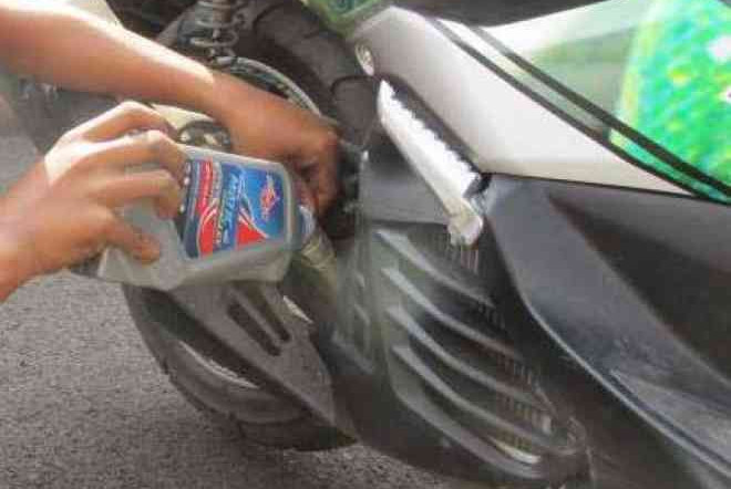 Ini Efeknya Jika Motor Kamu Sering Telat Ganti Oli Mesin