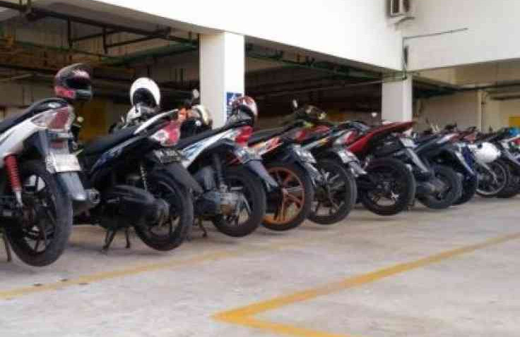 Saat Parkir Motor,Aman Pakai Standar Tengah Apa Samping