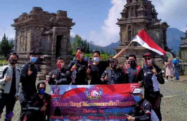Keren, Komunitas Motor Asal tangerang Ini Adakan Upacara Bendera di candi Arjuna
