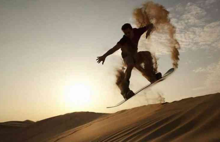 Liburan di Pantai Parangkusumo Makin Asyik Bisa Main Sandboarding