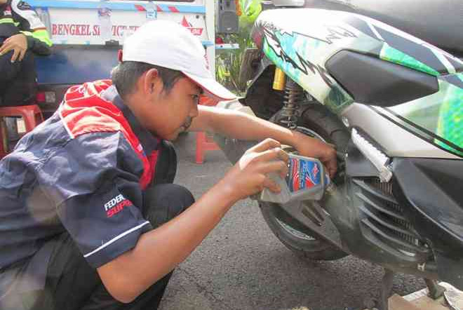  Bisa Gak Sih Oli Motor Manual Dipakai Buat Motor Matic, Apa dampaknya ?