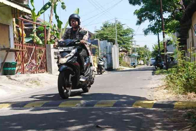 Tips Melewati Polisi Tidur Menggunakan Motor Matic