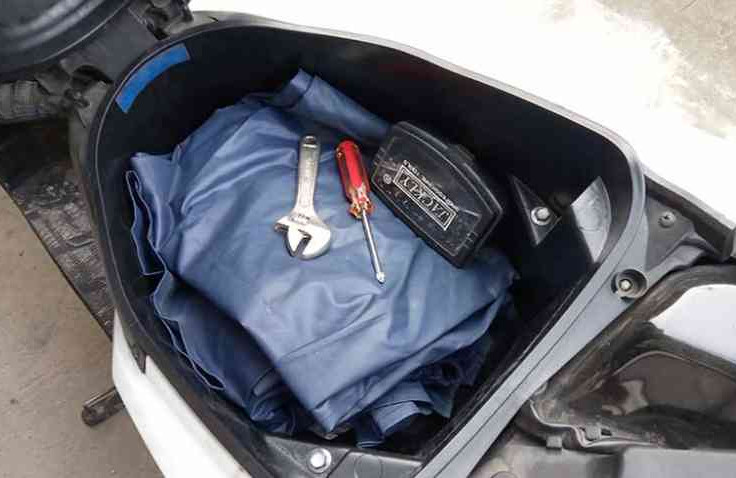 Perlengkapan Yang Wajib Ada di Bagasi Jok Motor