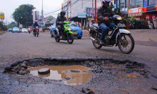 Tips Aman Berkendara di Jalan Yang Berlubang