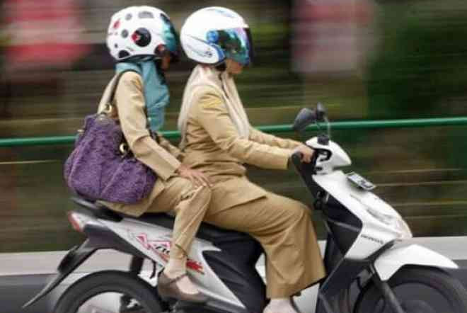 Tips aman naik Motor Untuk Wanita Berhijab