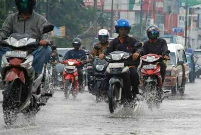 Sudah Mulai Musim Hujan, Begini Cara Mengatasi Mika Lampu Motor Berembun
