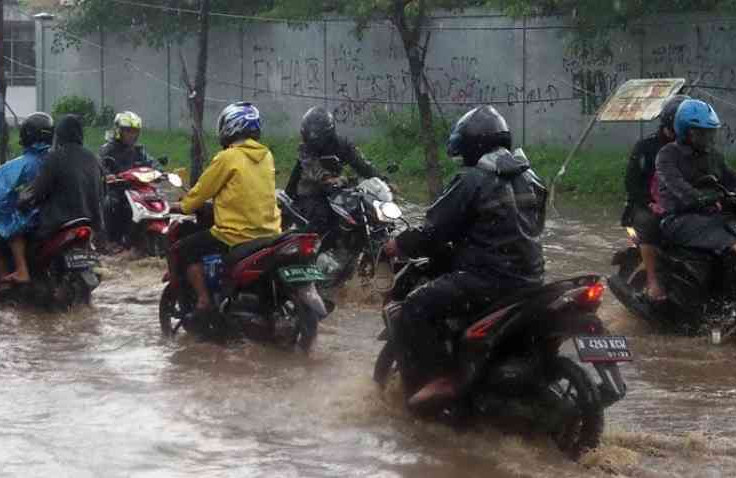 Terobos Banjir Pakai Motor Matic Tetap Aman, Begini Aturannya