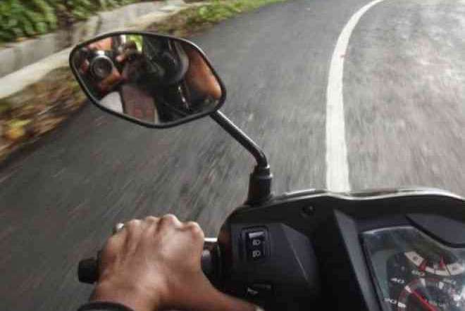 Cara Kendalikan Motor Matic di Jalan Menurun
