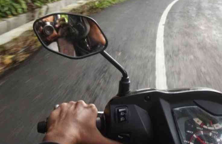 Cara Kendalikan Motor Matic di Jalan Menurun