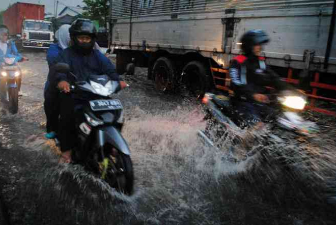 Cara Berkendara Aman Dan Nyaman Saat Musim Hujan