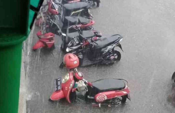 Ini Alasan Motor Terendam Banjir Wajib Ganti Oli