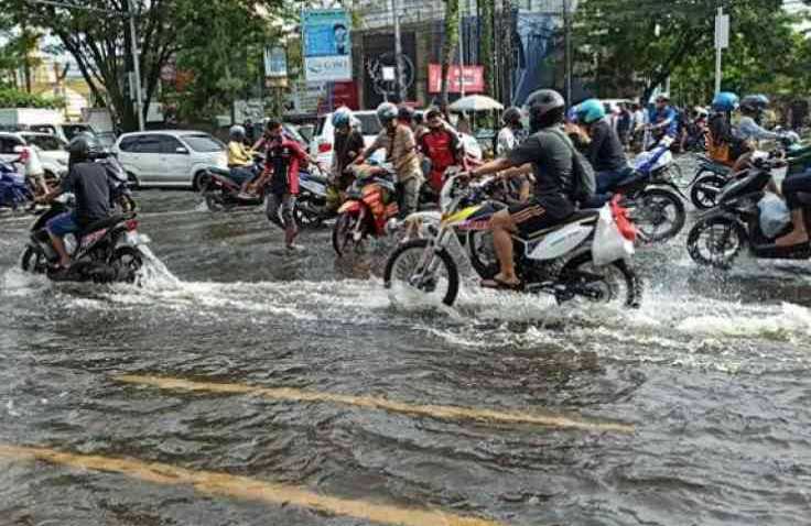 Cara Supaya Aman Menerobos Banjir Menggunakan Sepeda Motor