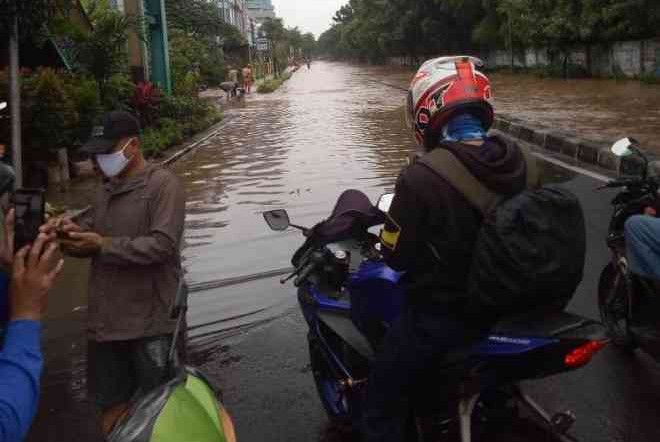 Cara Supaya Aman Saat Berkendara di Jalan yang Berlubang dan Bergelombang