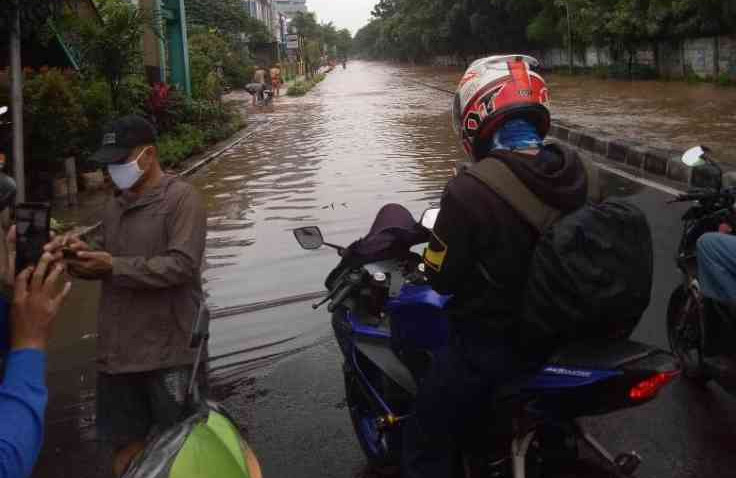 Cara Supaya Aman Saat Berkendara di Jalan yang Berlubang dan Bergelombang