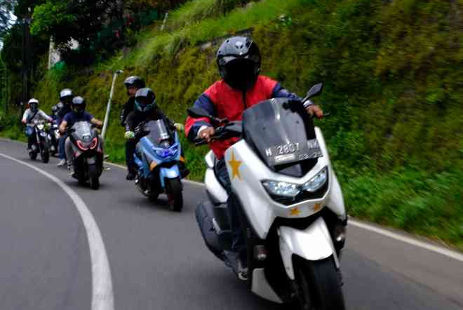 Tips Melewati Jalan Berbelok Saat Touring Motor