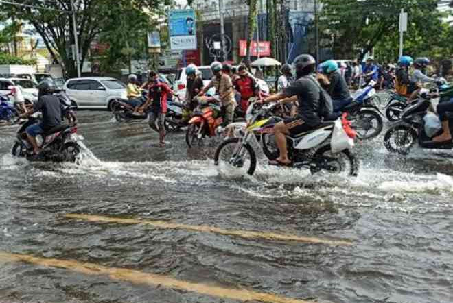 Cara Melakukan Pengereman di Jalan Basah, Depan dan Belakang Porsinya Beda